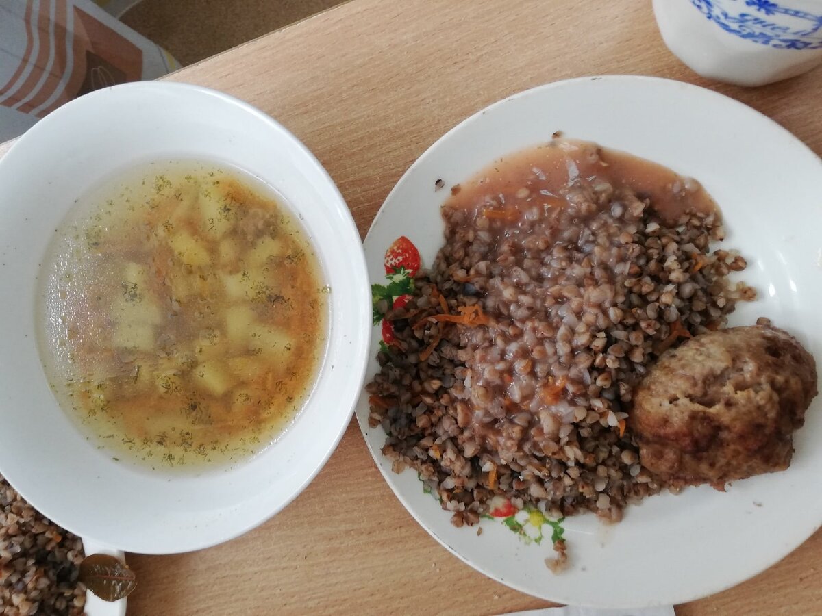 Вот, обед. Суп, греча и котлета. Котлеты очень вкусные, прямо мясные