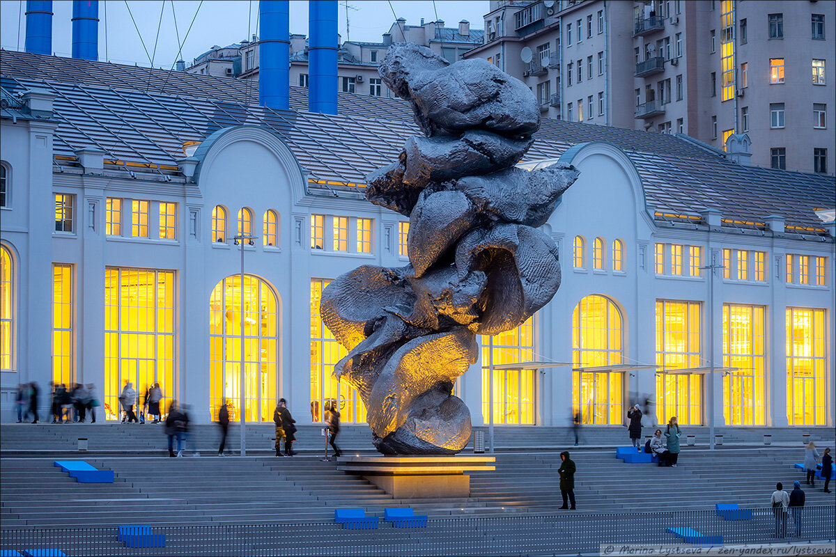 Памятник на набережной в москве глине фото