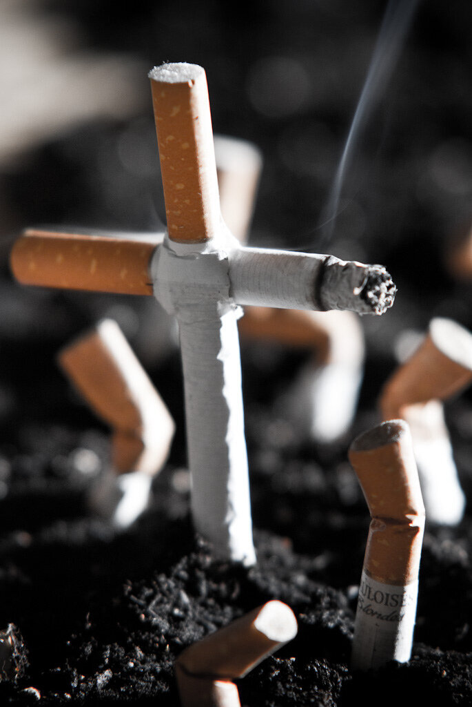Люди умирают от сигарет. Табакокурение.
