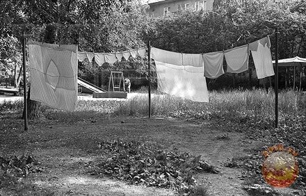 В СССР всё сушили бельё на улице  ведь дома было просто негде, да и было это обычное дело. Источник http://20th.su/2011/12/21/bele-na-verevkax/