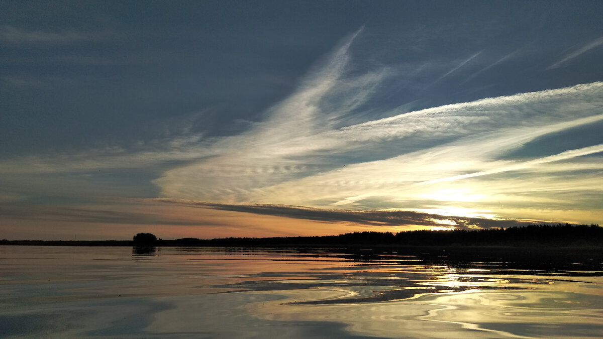 поскольку рядом большая вода (Горьковское вдохранилище, по простому Горе-море) у нас очень часто можно наблюдать невыразимо красивое небо