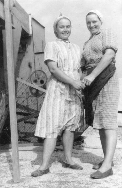 Колхозницы.  Нюра (справа) со своей подругой Шурой Красносельцевой