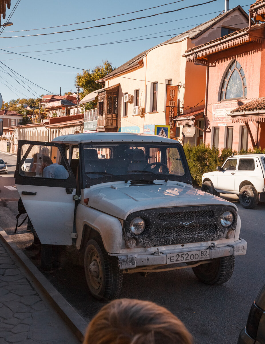 Вот такие УАЗы гоняют туда-сюда по горам.