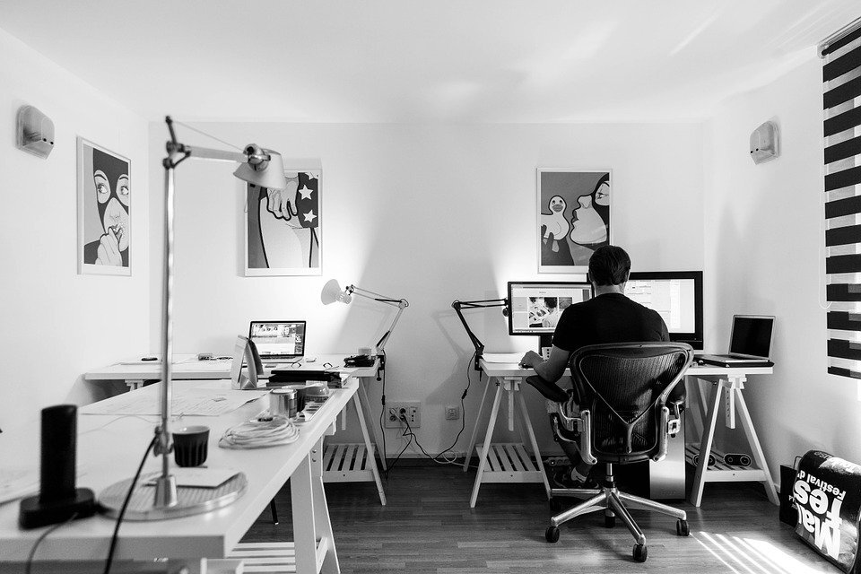 Вот где-то так автор сидит за компьютером на работе (взято с pixabay)