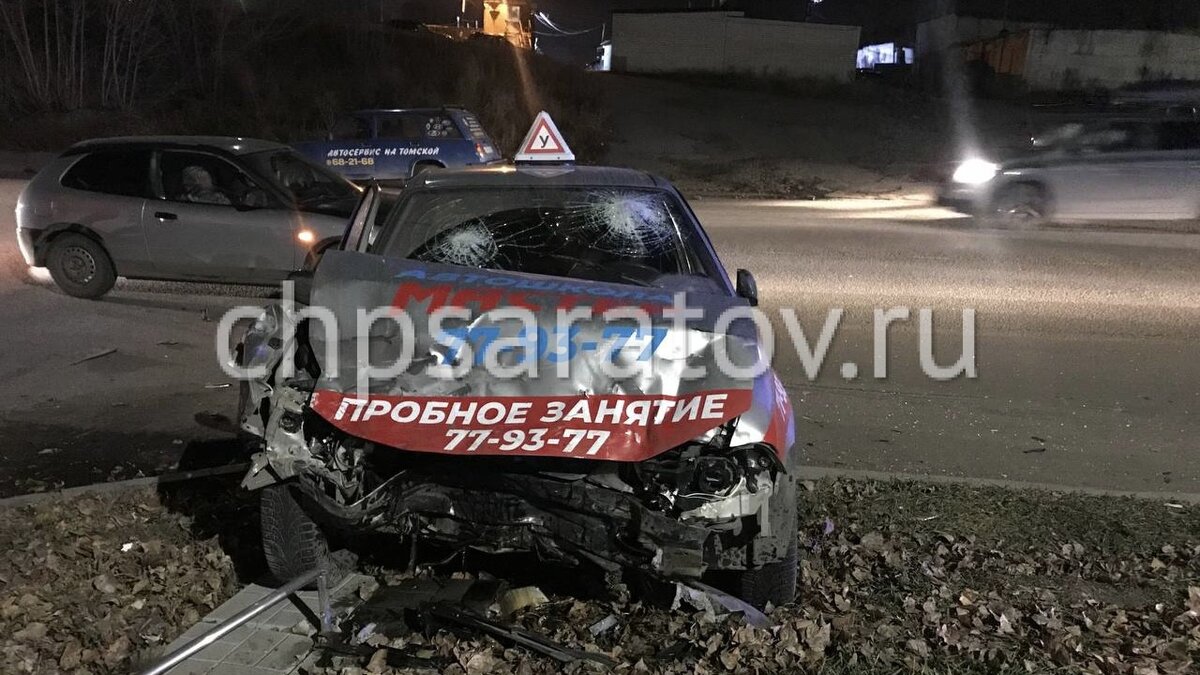 На месте работают спасатели областной и городской службы спасения, медики скорой помощи, сотрудники ДПС и пожарной охраны. Обстоятельства произошедшего выясняются.