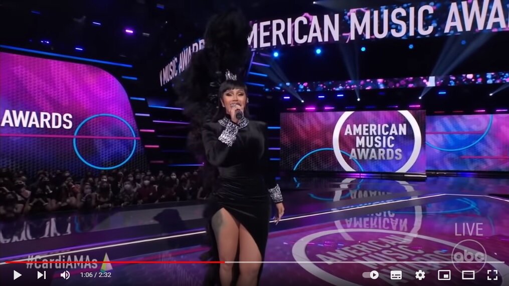 Скриншот видео с церемонии открытия American Music Awards-2021. 