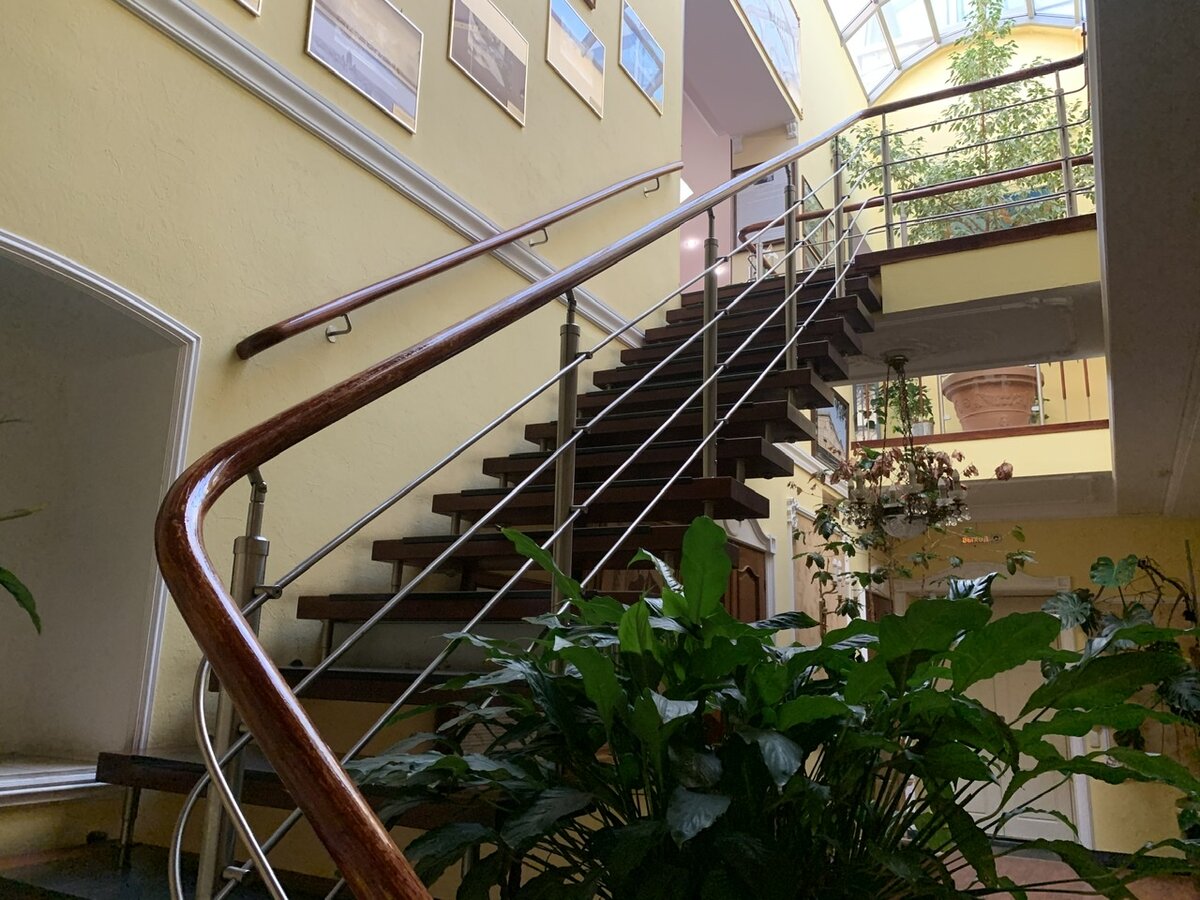 Лестница внутри фотоателье. Фото автора 