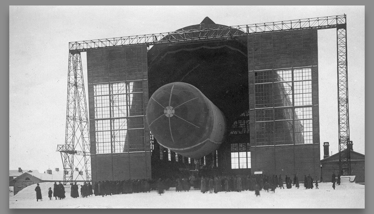 Первый советский дирижабль "VI Октябрь" перед полетом. Выходит из эллинга на Корпусном аэродроме в Ленинграде, 1923 г. (фото из открытых источников)