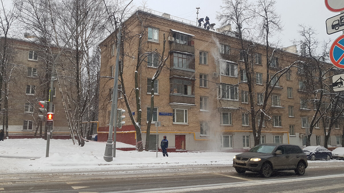 Работа мечты: чистить снег с московской пятиэтажки в мороз с поясной страховкой на скользкой крыше - то ещё удовольствие!