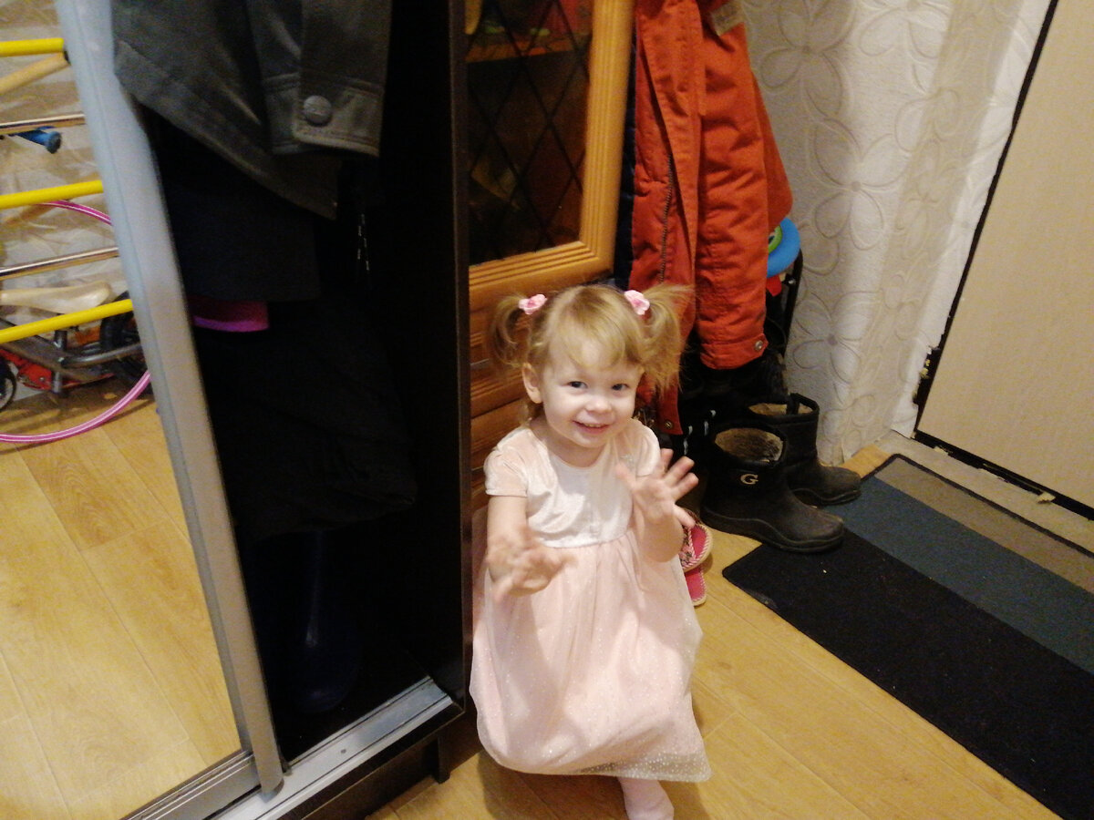 Дочь перед детским садом. Крутит фонарики :)