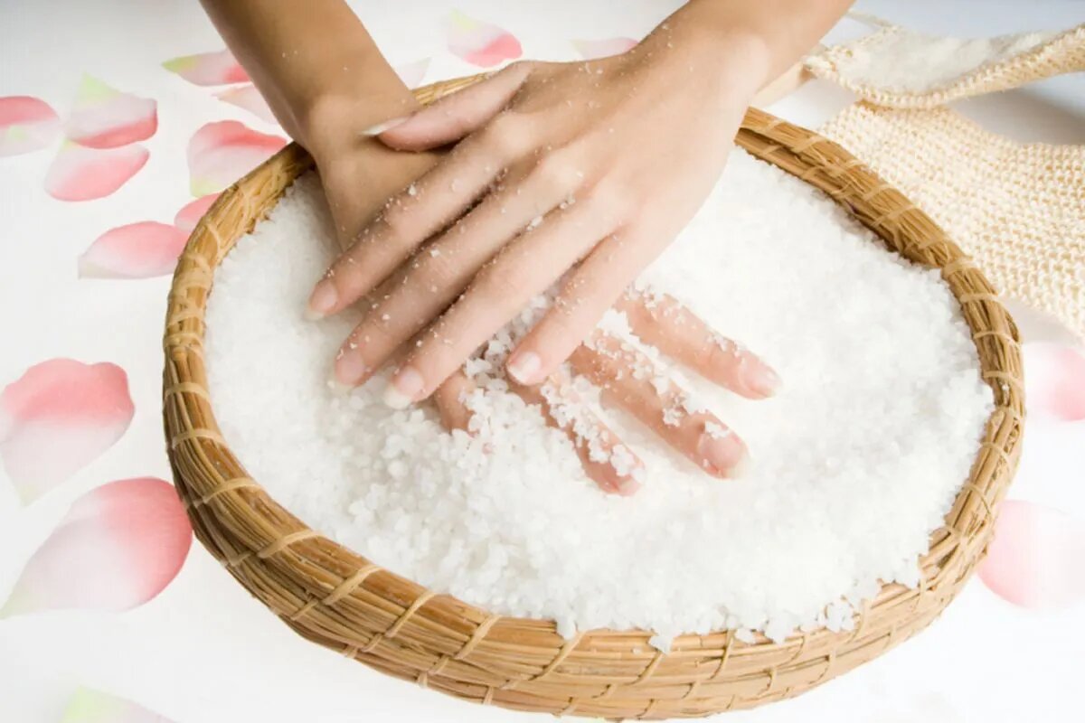 Ванночка для ногтей с морской солью. Скраб для рук. Ванночки для рук с морской солью. Солевая ванна для ногтей. Ванночки для ногтей с морской солью.