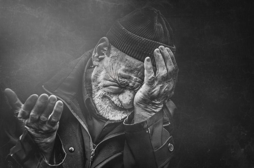 Обиженный дед. Плачущий старик. Старик рыдает. Старик вытирает слезы. Картина старик прикрывающий лицо рукой.