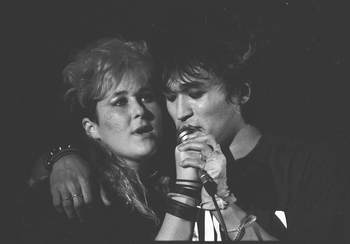 Белые полуперчатки - как пример элемента сценического костюма. Фото: В. Барановский.