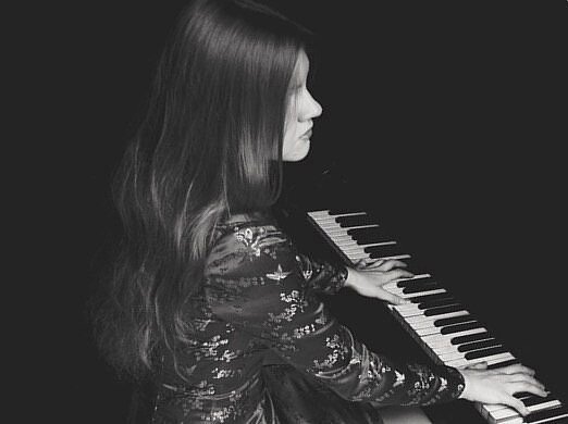 Лауреат международных конкурсов Мария Занина (фортепиано).