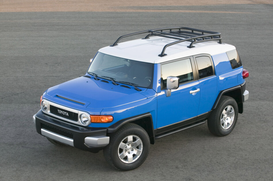 Toyota FJ Cruiser образца 2003 года