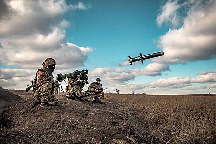 Военнослужащие Украины отрабатывают стрельбу из переносного противотанкового ракетного комплекса «Джавелин» - Фото: Zuma\TASS