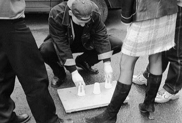 Игра в наперстки 
Фото: Kasparov.ru