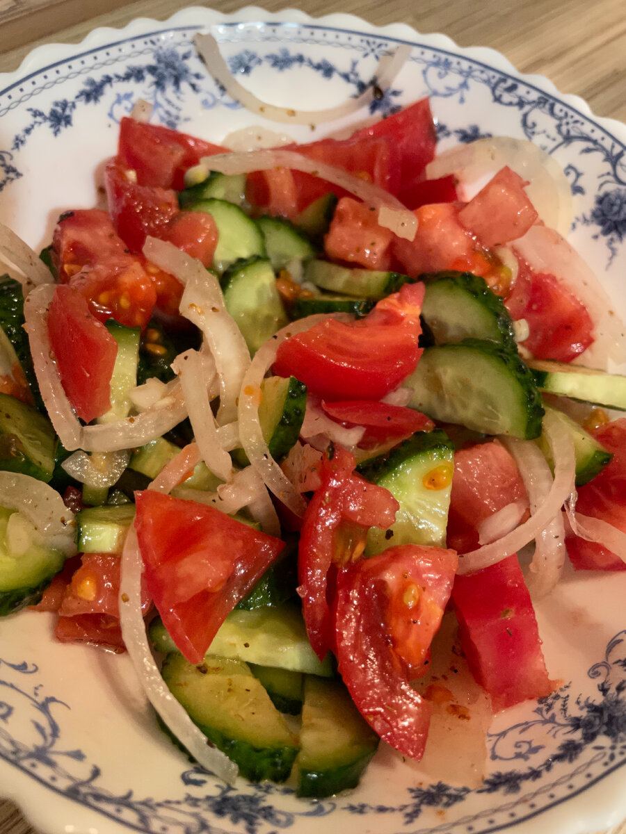 Свежий салат из огурцов, помидоров и капусты