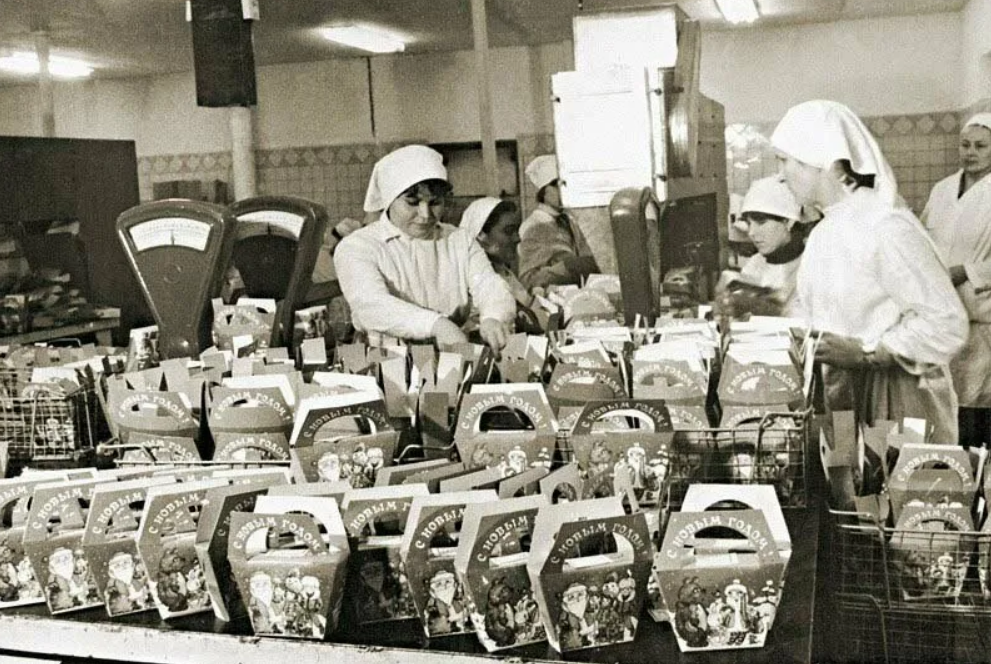 Самый любимый детский праздник – Новый год. Это так и остается по сей день, особо ничего не изменилось со времен Советского Союза, но кардинально поменялись детские ценности.-3