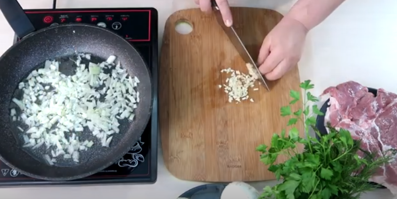 Мелко нарезаем чеснок