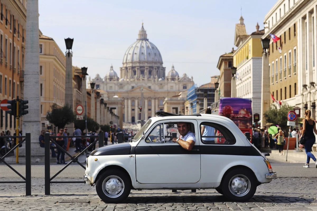 Авто итальянцы. Фиат 500 в Италии. Фиат 500 в Риме. Fiat 500 Napoli. Фиат 500 в Италии у Колизея.