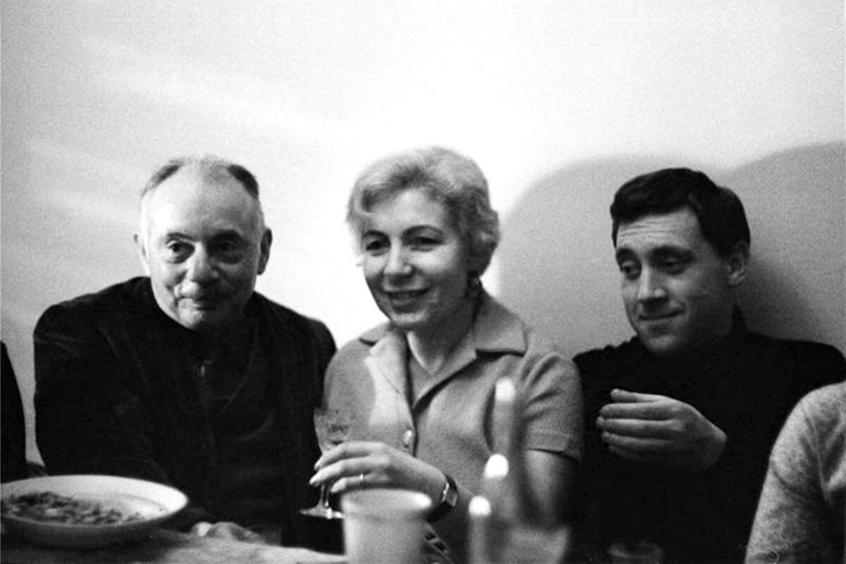 1967 год. 26 марта. У А. Вознесенского. На фото слева направо: Стенли Кюниц (Stanley Kunitz, переводчик книги "Антимиры", изданной в Нью-Йорке в 1966 г.), Зоя Богуславская, Высоцкий.  Автор фото - Генриэтта Мефодьевна Перьян