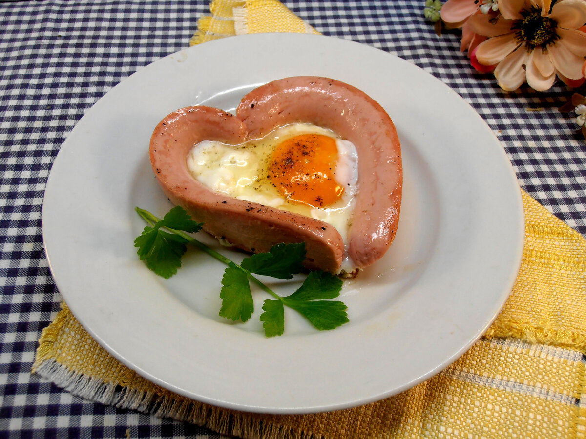 Яичница в сосиске сердечком | Готовим вкусно дома/ Кулинария/ Рецепты | Дзен