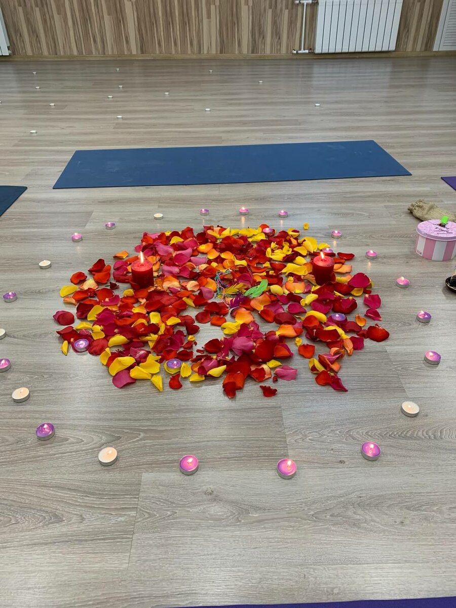  
Да, в тишине шаги слышнее, 
Здесь для души всегда есть время. 
И в пустоте побыть порой нужнее, 
чтоб встать и в зеркало увидеть.
Свой стан небесный в океане, 
В него морей лучи втекают. 
И ты смотря безмолвно знаешь, 
О том кого здесь проявляешь. 
Теперь спасаться здесь не нужно. 
Ведь в единении все дружно, 
На частоте любви сияем. 
И двери в Дом наш Отворяем! 