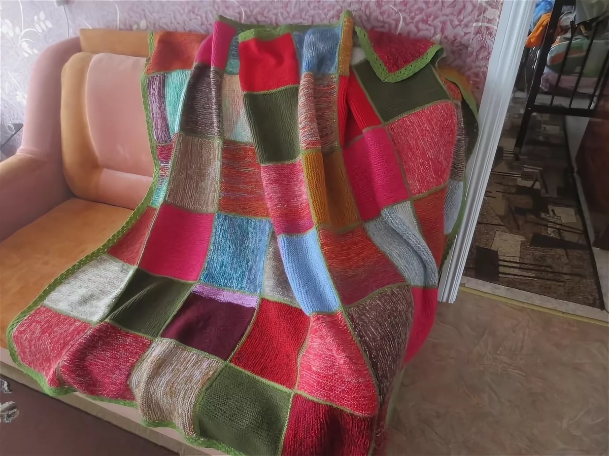 Идеи для вязания. Как связать плед из остатков пряжи спицами. Как связать плед из остатков пряжи спицами. Плед из разноцветных квадратов. Вязаный плед спицами из остатков пряжи.