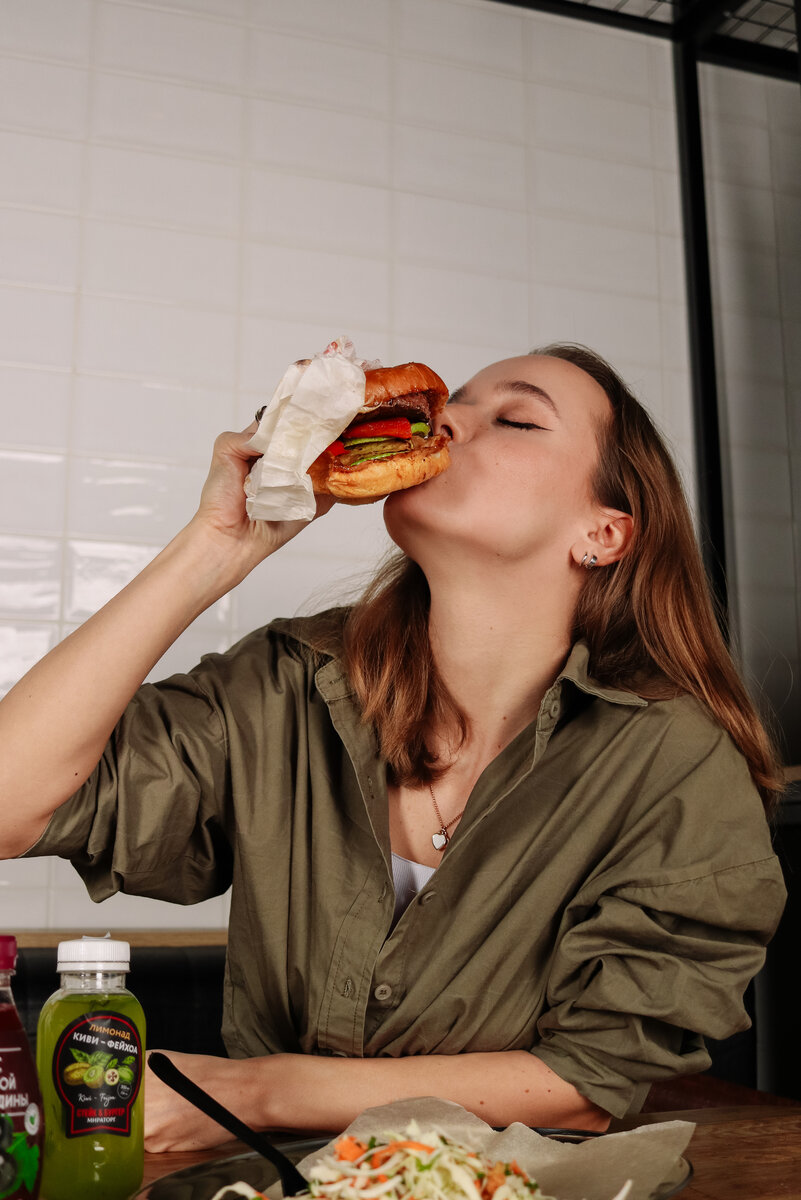 Кстати, рекомендуем к сочному бургеру лимонад Киви-фейхоа, который продается эксклюзивно в бургерных "Стейк&Бургер"