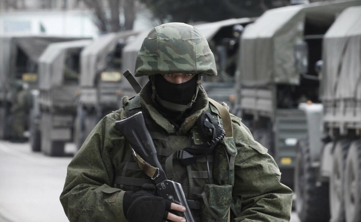 Боец на улице города.  фото: картинки  яндекса. 