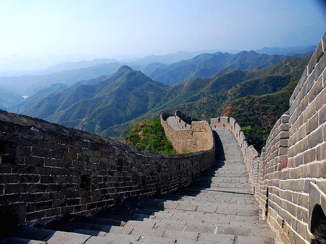 1. Общая длина Великой китайской стены составляет 8 851 километр и 800 метров. 2. Великая китайская стена - самое длинное искусственное сооружение в мире.
3. При укладке каменных блоков стены применялась клейкая рисовая каша с примесью гашёной извести
4. Великая китайская стена - самое большое и длинное кладбище в мире. По многочисленным данным, ее строительство стоило жизней более одного миллиона человек.
5. Великая китайская стена была включена в список Всемирного Наследия ЮНЕСКО в 1987 году как одна из величайших китайских исторических достопримечательностей. Ко всему прочему, это одна из самых посещаемых достопримечательностей в мире - ежегодно здесь бывает около 40 миллионов туристов.
6. В 2004 году было зафиксировано одно из самых больших туристических посещений - более чем 41,8 миллиона иностранных посетителей Великой китайской стены.
7. Вопреки существующему мнению, Великую китайскую стену нельзя увидеть невооружённым глазом с орбитальной станции, хотя на спутниковых снимках её видно.
8.Одно из самых распространенных приспособлений для перевозки земли и грузов было изобретено в Китае во время строения Великой китайской стены.
9. Западная часть Великой китайской стены с длинной цепью сторожевых башен предоставляла защиту тем, кто путешествовал по Великому шёлковому пути.
10.Великая китайская стена не считается одним из чудес древнего мира.