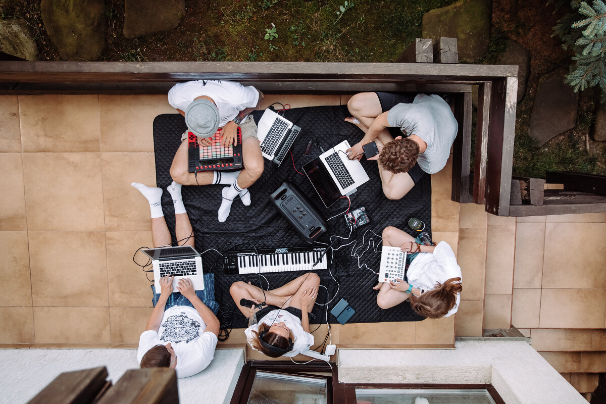 Кадр с творческого музыкального лагеря Synthesis на Красной Поляне, 2021