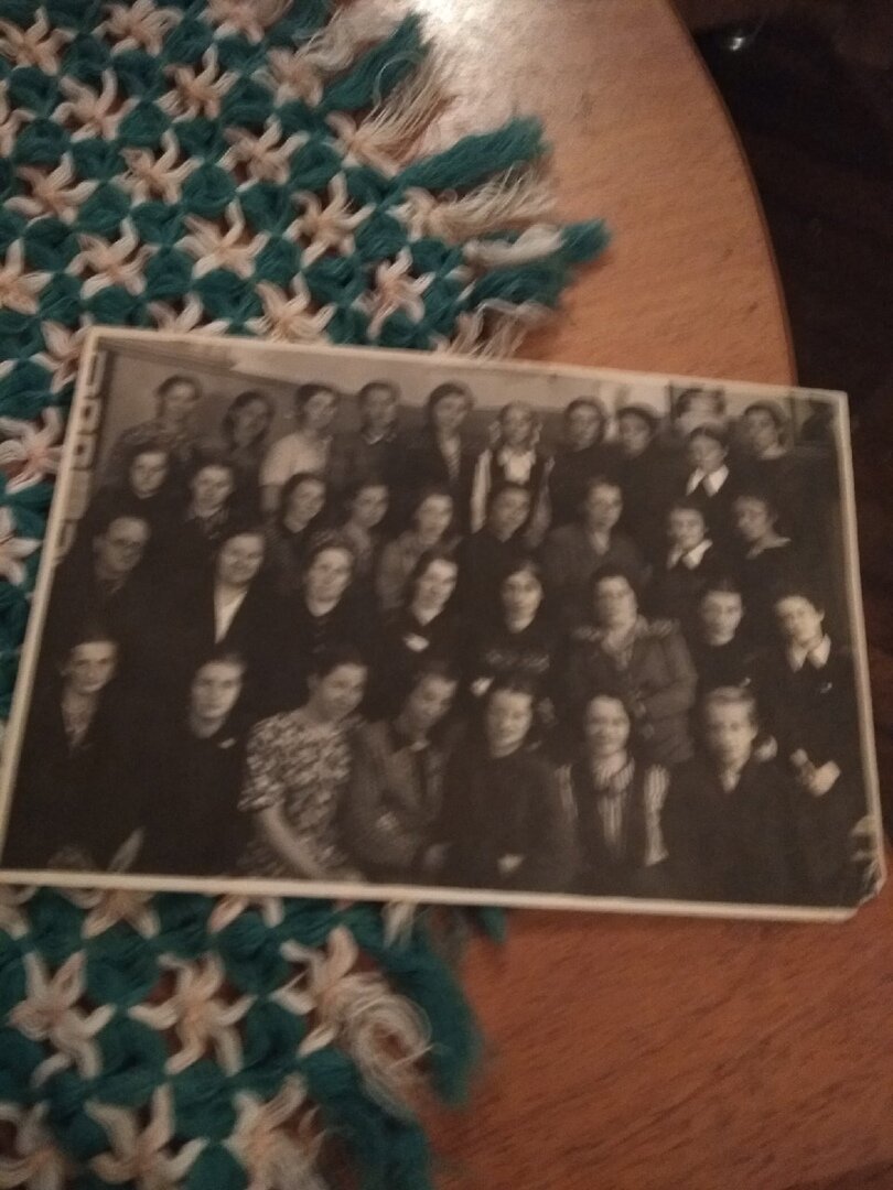 На фото: мама в педагогическом училище: 