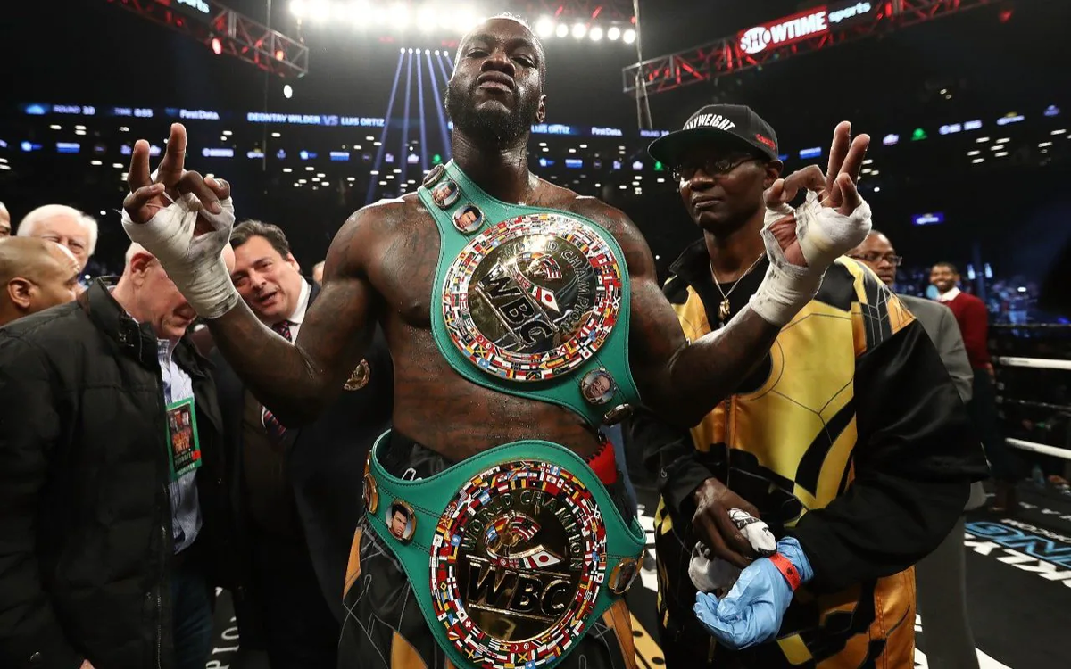 Через два года после той встречи на автостоянке с Ленноксом Льюисом, Уайлдер стал чемпионом мира в супертяжелом весе по версии (WBC), победив Бермейна Стиверна
