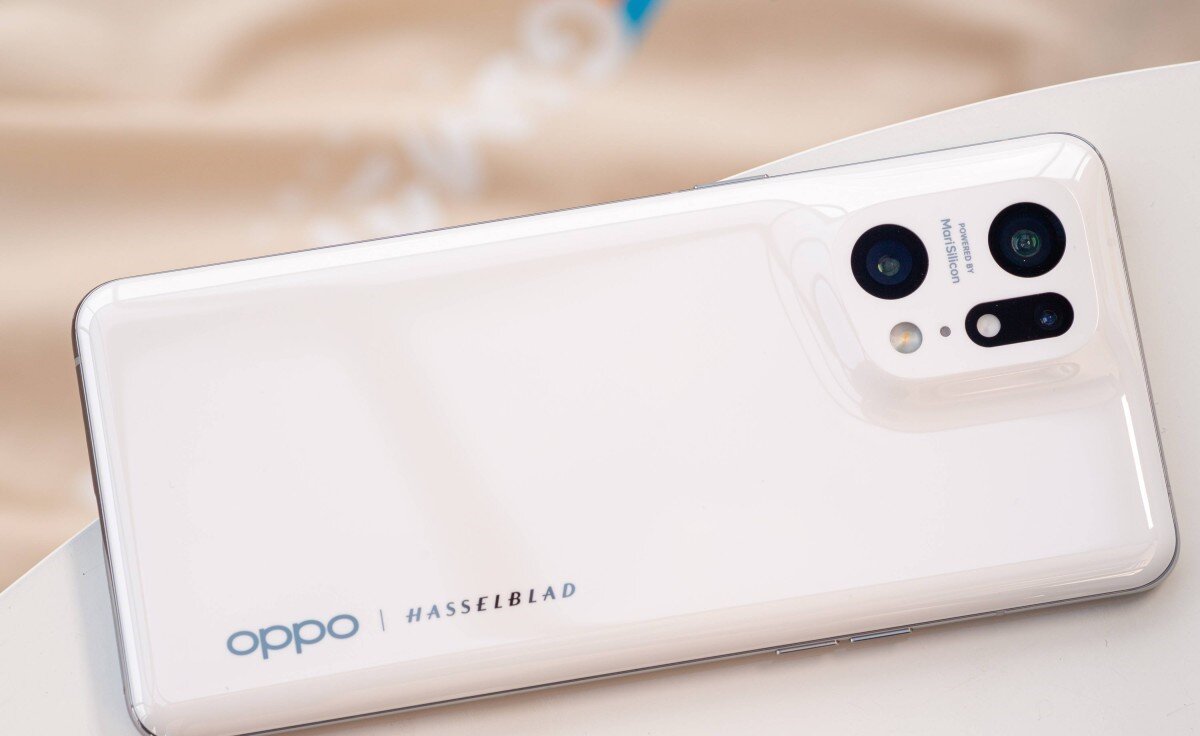 Для глобального рынка Oppo Find X5 Pro доступен в двух цветах с крышкой из керамики, для Китая выпущена отдельная модель с задней панелью из искусственной кожи. Фото: gsmarena.com