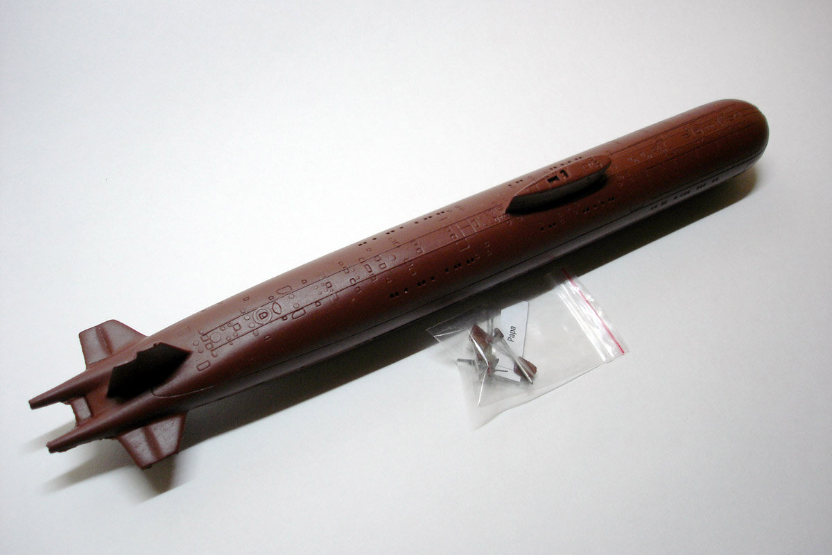 На фото: наш набор (resin kit) для постройки модели АПЛ с крылатыми ракетами пр. 661 Анчар (SSGN Papa) в масштабе 1/350.