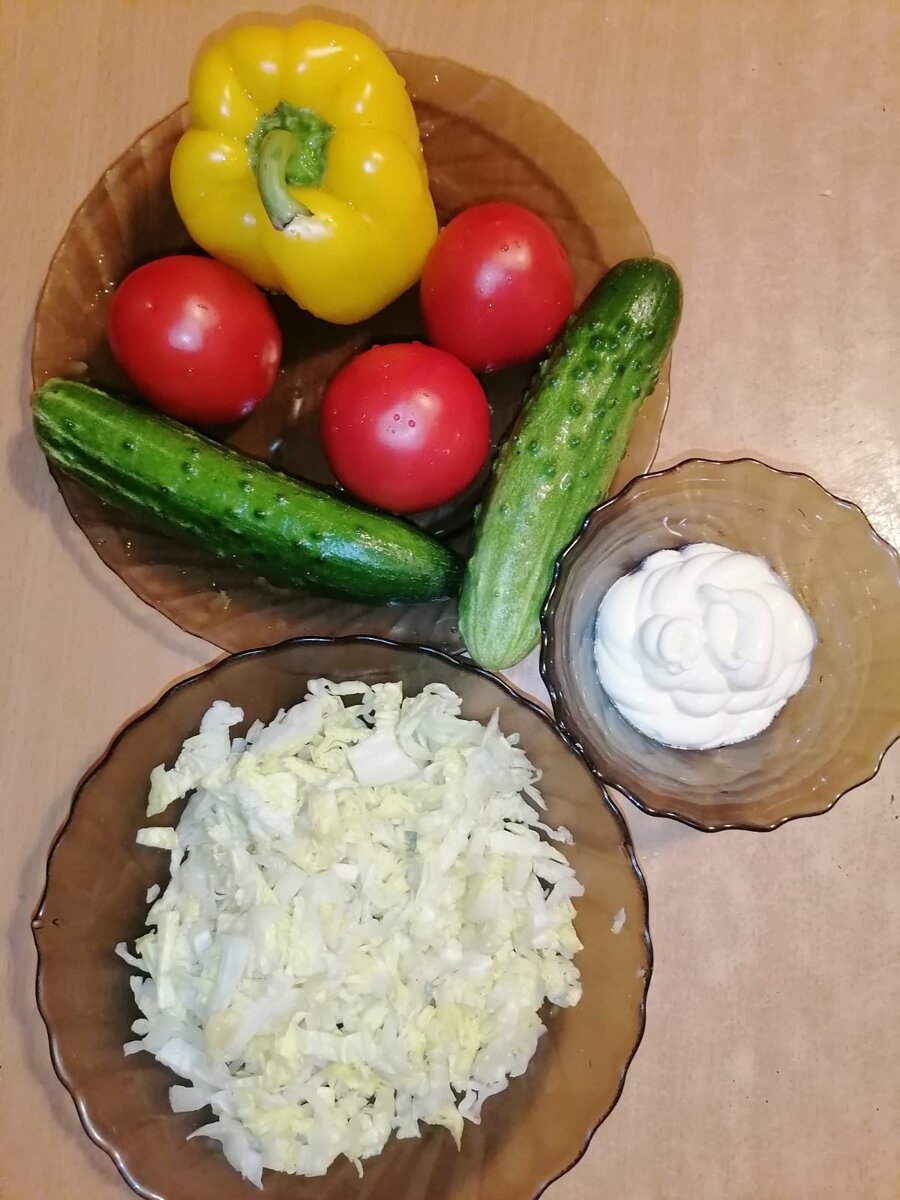 Салат " Айсберг " Нарезанный                             Огурцы свежие - 2шт                                          помидоры свежие - 2 шт.                                           Перец болгарский - 1 шт                                   сметана для заправки