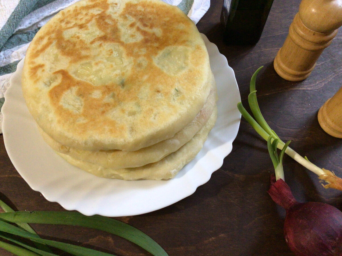 Лепешки на яйцах и муке. Лепёшки без яиц на сковороде. Лепёшки на кефире. Яичная лепешка. Лепешка с яйцом на сковороде.