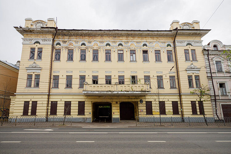 В центре Казани, рядом с Лядским садиком, появятся новые апартаменты. Речь о памятнике архитектуры «Комплекс доходного дома Сурина» постройки 1912 года. Фото: Андрей Титов