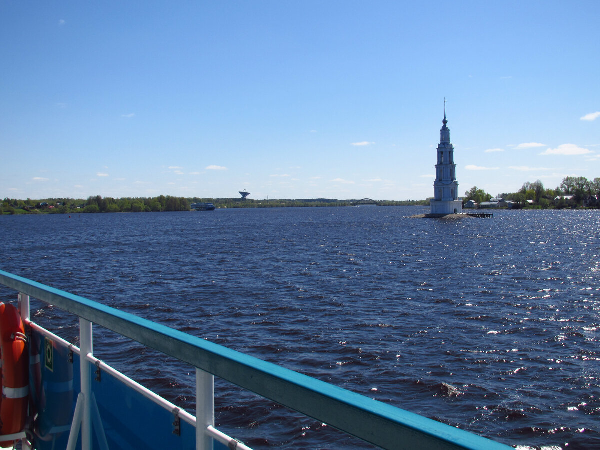 Вид на Калязинскую колокольню с палубы теплохода "Русь Великая"