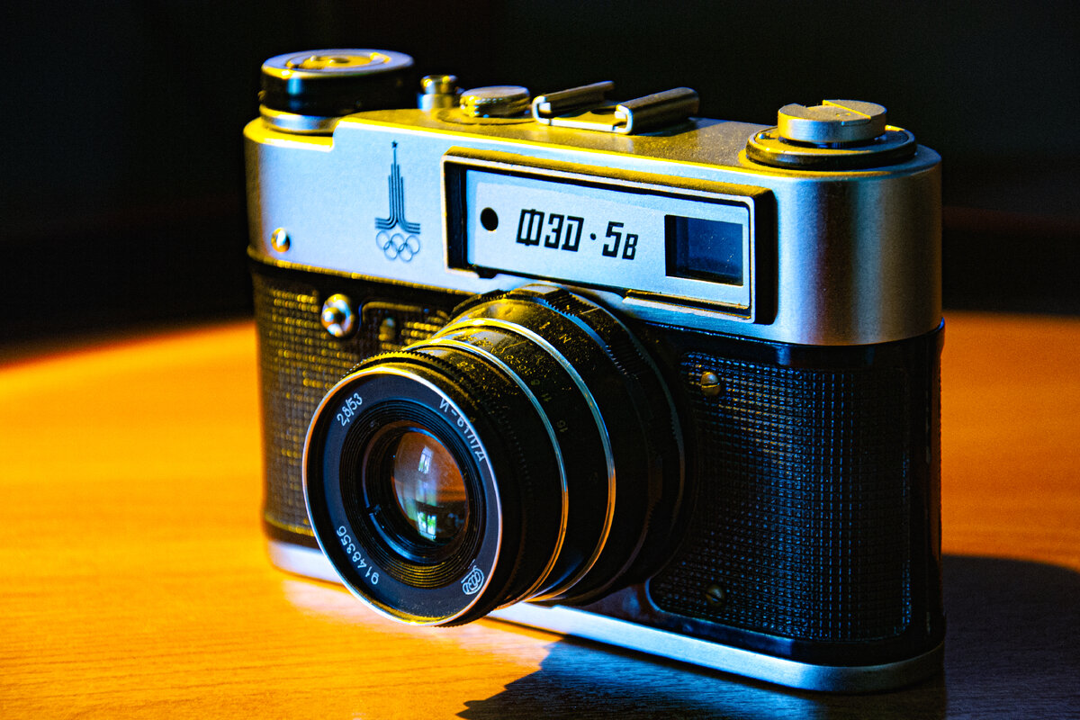 ФЭД-5В — советский дальномерный фотоаппарат, первая модель из унифицированной серии «ФЭД-5», отличается отсутствием экспонометра. 
Выпускался Харьковским производственным машиностроительным объединением «ФЭД» с 1975 по 1991 год, пришёл на смену камере «ФЭД-3» с курковым взводом затвора.