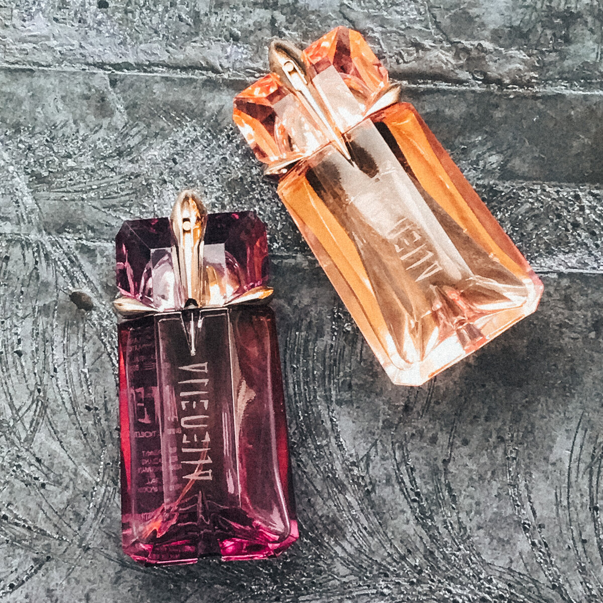 Mugler всегда стремился достичь верха сексуальности и в коллекциях женской одежды, и в парфюмерных линейках. Попытки возвести в абсолют женскую красоту привели к появлению не одного парфюмерного шедевра.