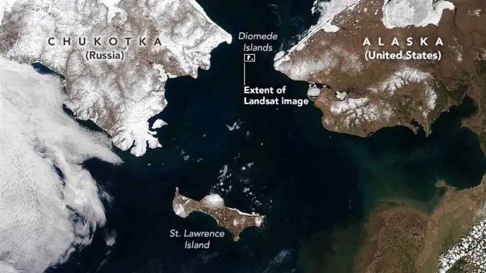 Острова между россией и аляской. Big Diomede остров. Остров между Россией и США. Вид на Аляску с Чукотки.