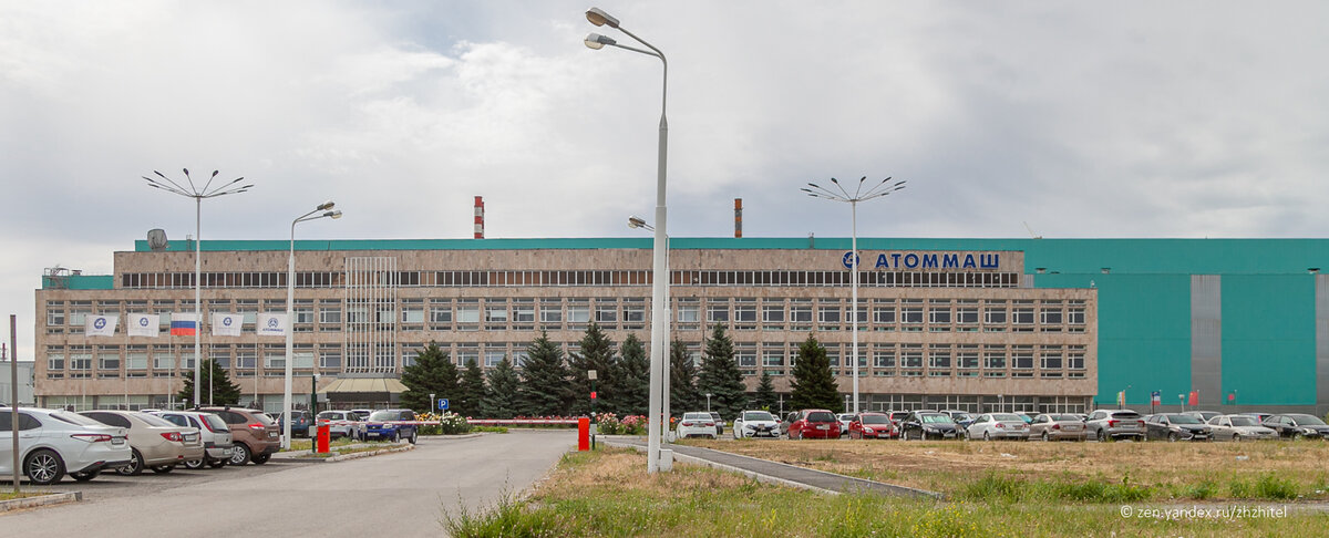 Общий вид на Инженерный центр завода. Сам завод вытянулся на несколько километров