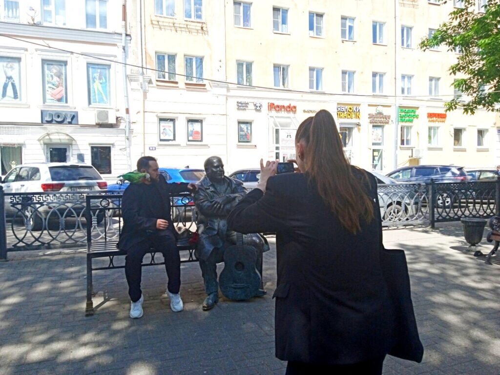 Гуляя по тверской