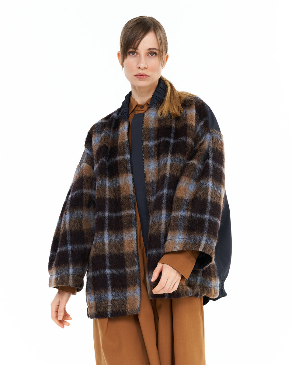Куртка авангардного оверсайз- стиля. Перед на молнии, завышенные карманы. Перед и рукава из мохера в клетку, спинка в складку из плащевки.
Стоимость: 27 500 руб.