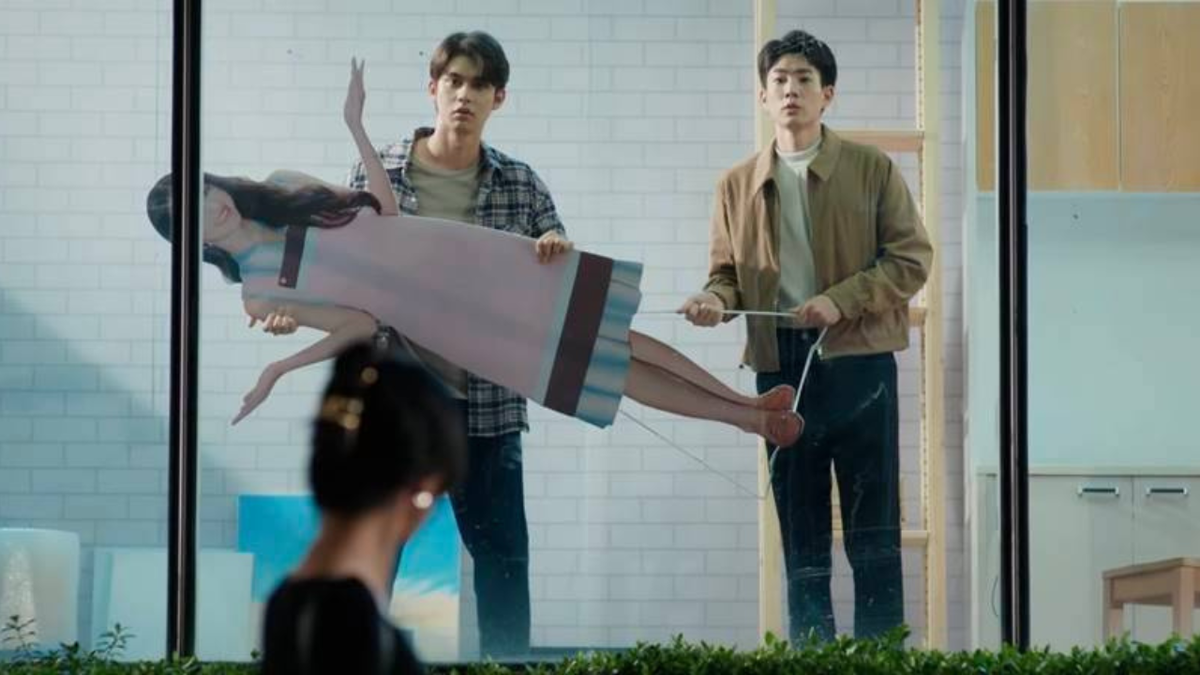 Кадр из лакорна «Влюблён в звезду»: пони спалились на том что не могут поделить муляж девочки)))