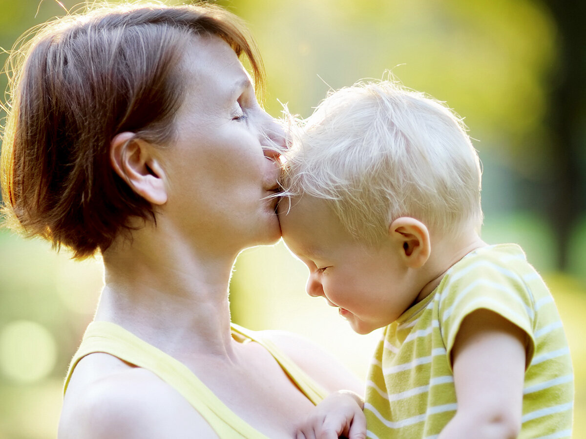 дочки-матери. пожилая женщина с ребенком. старородящая мать. мама с младенцем. бабушка и внук.