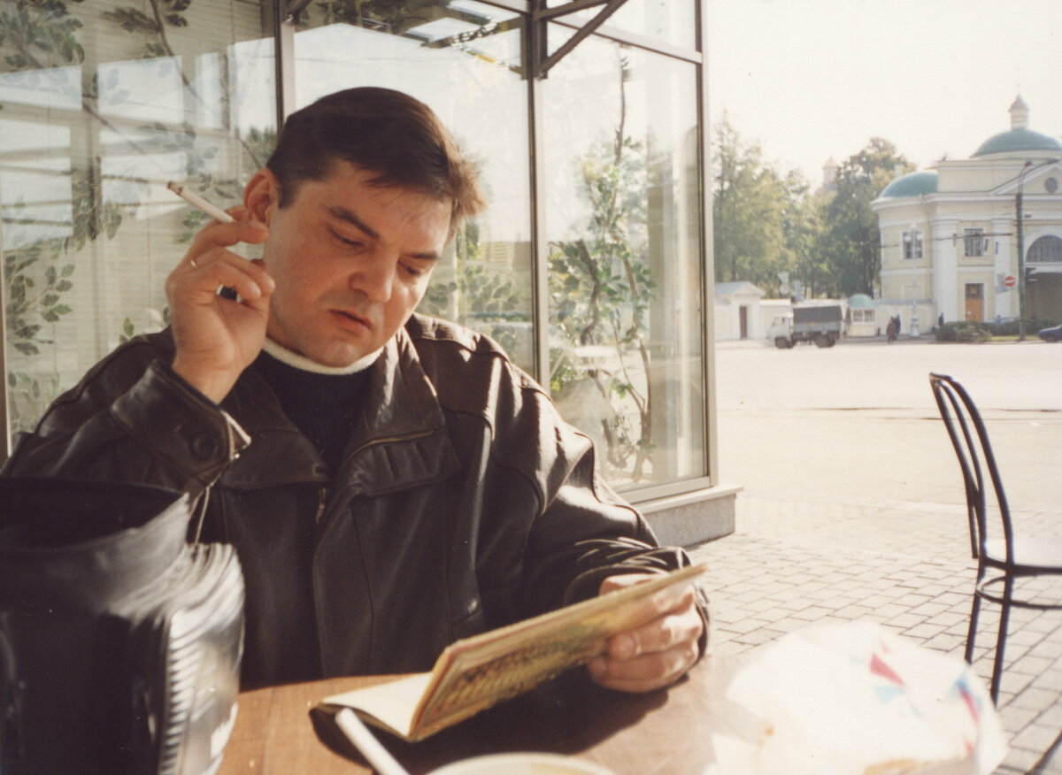 я в Питере в кафе с сигаретой во время свадебного путешествия